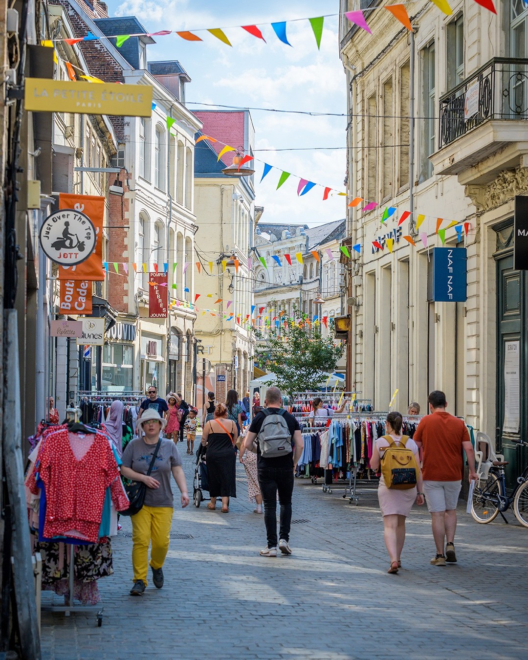 Venez flâner dans les rues du centre-ville de Valenciennes….

#valenciennes #valenciennes_maville #valenciennesmetropole #centreville #valenciennestourismeetcongres #igersvalenciennes #nord #hautsdefrance #pintemps #cielbleu #nordmylove #nordtourisme #hdf_en_photos #departement59 #nordpasdecalais